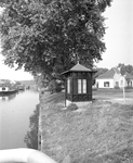 880858 Gezicht op het gerestaureerde en teruggeplaatste brugwachtershuisje bij de Rodebrug over de Vecht, aan de ...